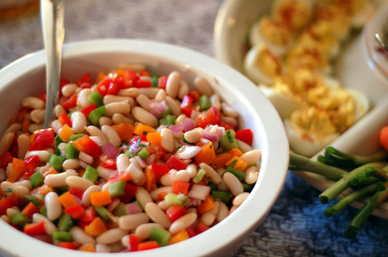 틱톡을 휩쓴 '밀도 높은 콩 샐러드(Dense Bean Salad)': 진짜 밀프렙의 혁명일까?